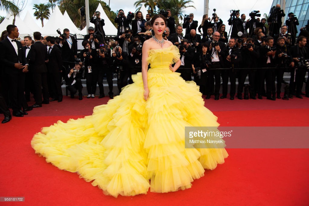 Elle phiên bản Anh bình chọn váy đẹp nhất Cannes: Vắng bóng Lý Nhã Kỳ, Vũ Ngọc Anh lọt top dù bị chê phản cảm